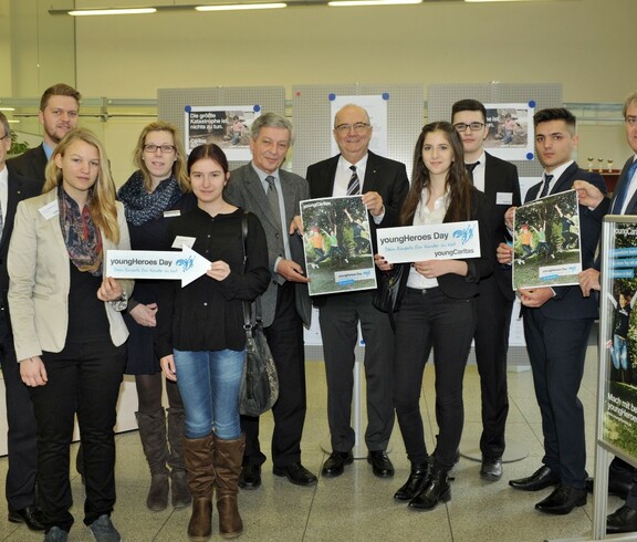 Gruppenfoto in der Bank Youngherosday 2015