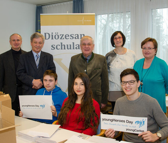 Der Direktor der Caritas St. Pölten im Diözesan Schulamt mit Mitarbeitern und jungen Teilnehmern des "youngHeroes Day"