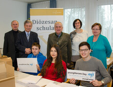 Der Direktor der Caritas St. Pölten im Diözesan Schulamt mit Mitarbeitern und jungen Teilnehmern des "youngHeroes Day"