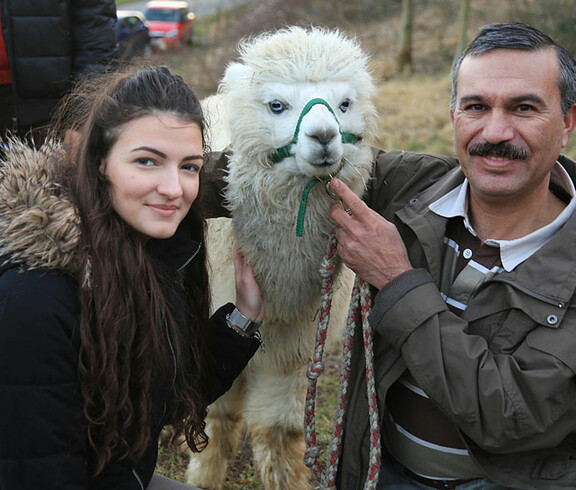 Ein Mann und eine Frau mit einem Lama 