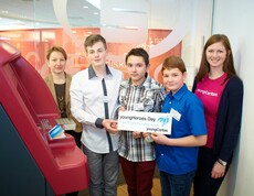 Gruppenfoto Sparkasse neben einem Geldautomaten Youngherosday 2015