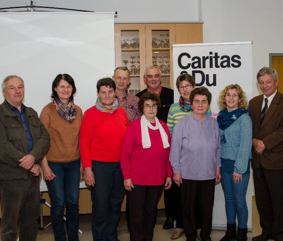 Gruppenbild der Haussammler mit dem Direktor der Caritas St. Pölten aus Waidhofen/Thaya