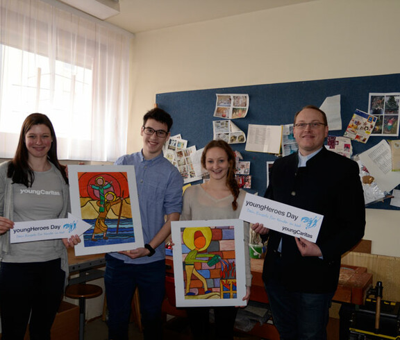 Eine youngCaritas-Mitarbeiterin in der Pfarre Krems mit zwei Teilnehmern des "youngHeroes Day" und einem Mitarbeiter der Pfarre