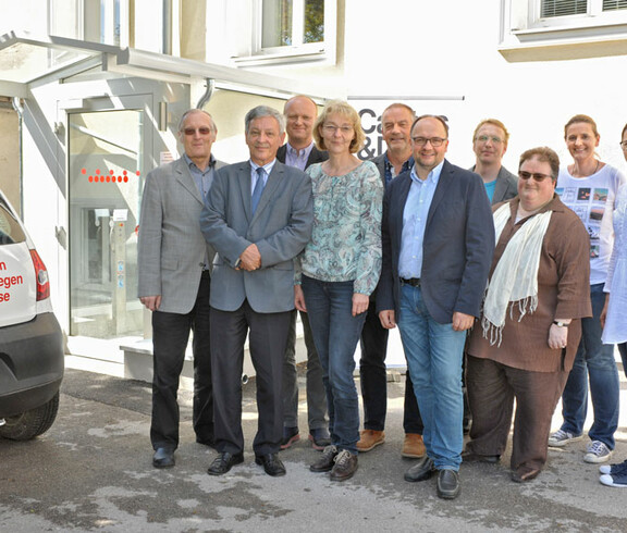 Rat und Hilfe - Gruppenfoto beim Caritas-Auto