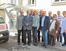 Rat und Hilfe - Gruppenfoto beim Caritas-Auto