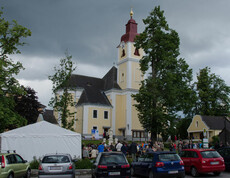 Dekantsfest Lichtenau außen vor der Kirche