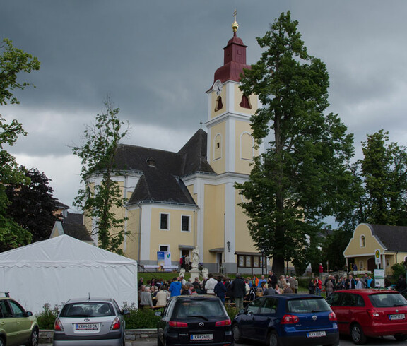 Dekantsfest Lichtenau außen vor der Kirche