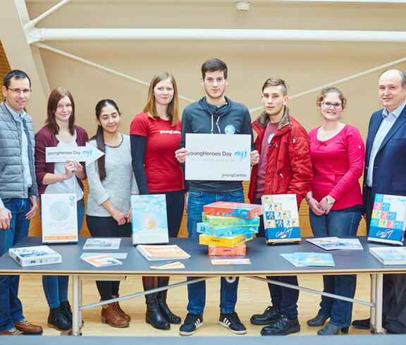 Eine youngCaritas-Mitarbeiterin in der Mondi Neusiedler GmbH mit Teilnehmern des "youngHeroes Day"