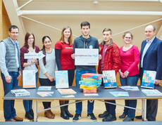 Eine youngCaritas-Mitarbeiterin in der Mondi Neusiedler GmbH mit Teilnehmern des "youngHeroes Day"