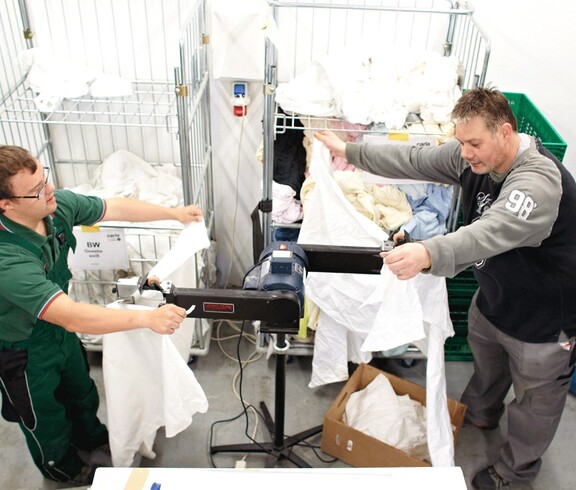 Zwei Männer bei der Arbeit in der carla Krems