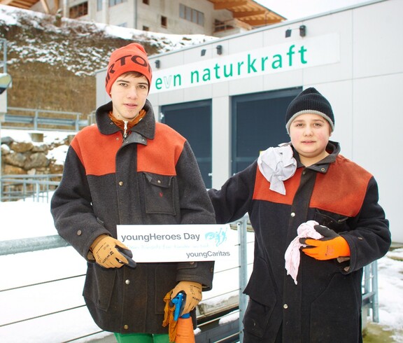 Zwei Burschen stehen vor dem Gebäude der EVN Naturkraft