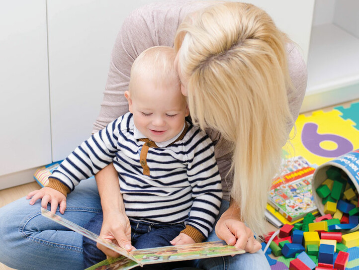 Mutter und Sohn mit Bilderbuch